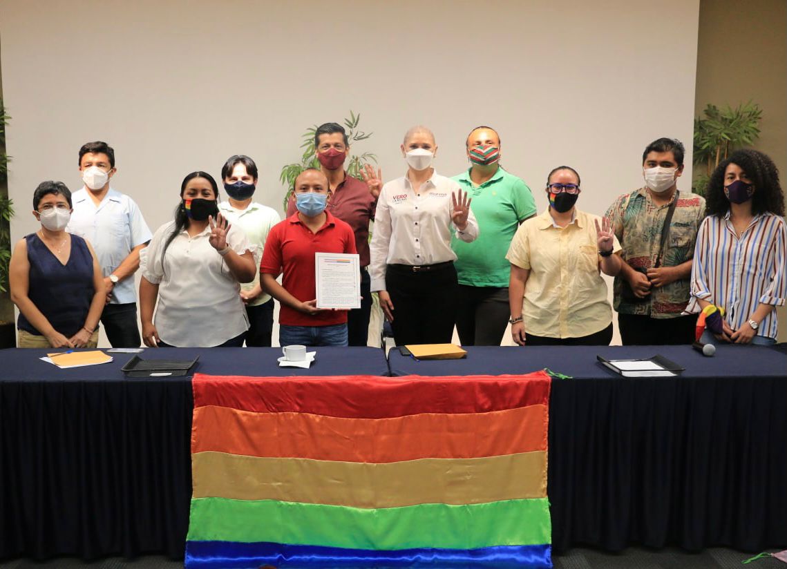 Firma Vero Camino agenda del colectivo LGBTTTIQ+ de Yucatán