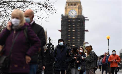 Reino Unido refuerza medidas; anuncia la primera muerte por ómicron