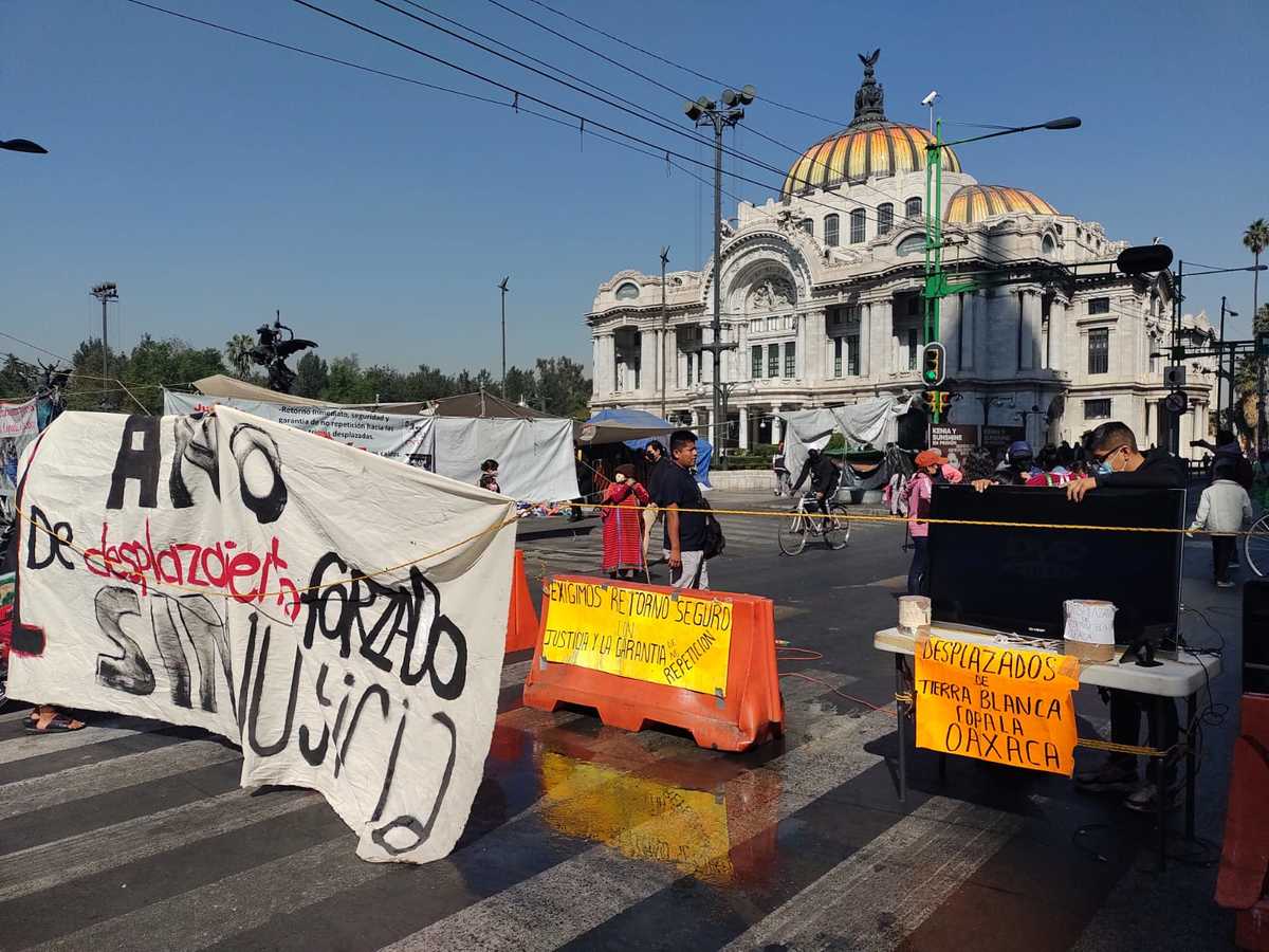 Desplazados de Oaxaca bloquean el Eje Central