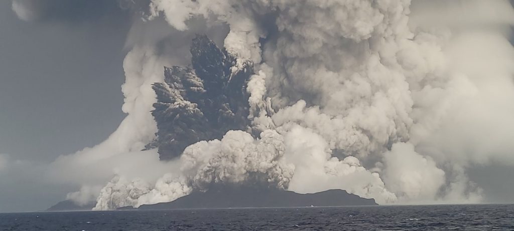 Tsunami en Tonga: gigantesca erupción volcánica en el Pacífico pone en alerta a Chile, Japón y Estados Unidos