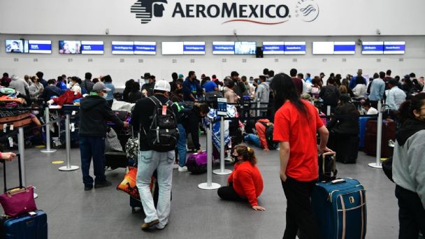 Cancelan decenas de vuelos en México por contagios Covid de personal de aerolíneas
