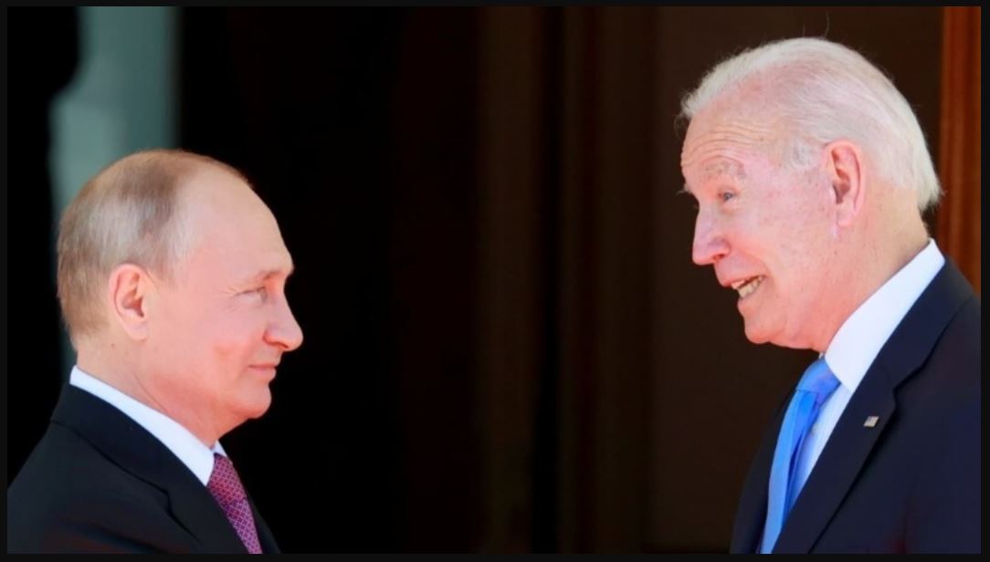 Biden y Putin tratan vía telefónica la crisis con Ucrania