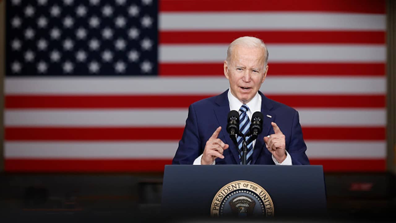 Biden celebra caída “drástica” de casos de covid en EEUU