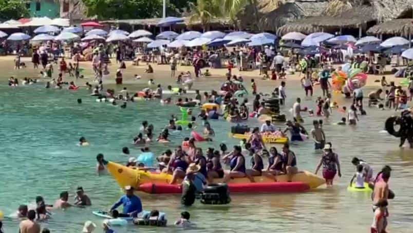 Playas llenas en acapulco por fin de semana largo