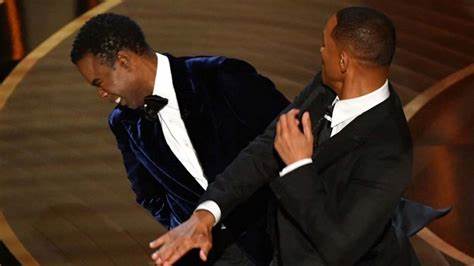 Will Smith golpea a Chris Rock en premios Oscar por broma sobre su esposa
