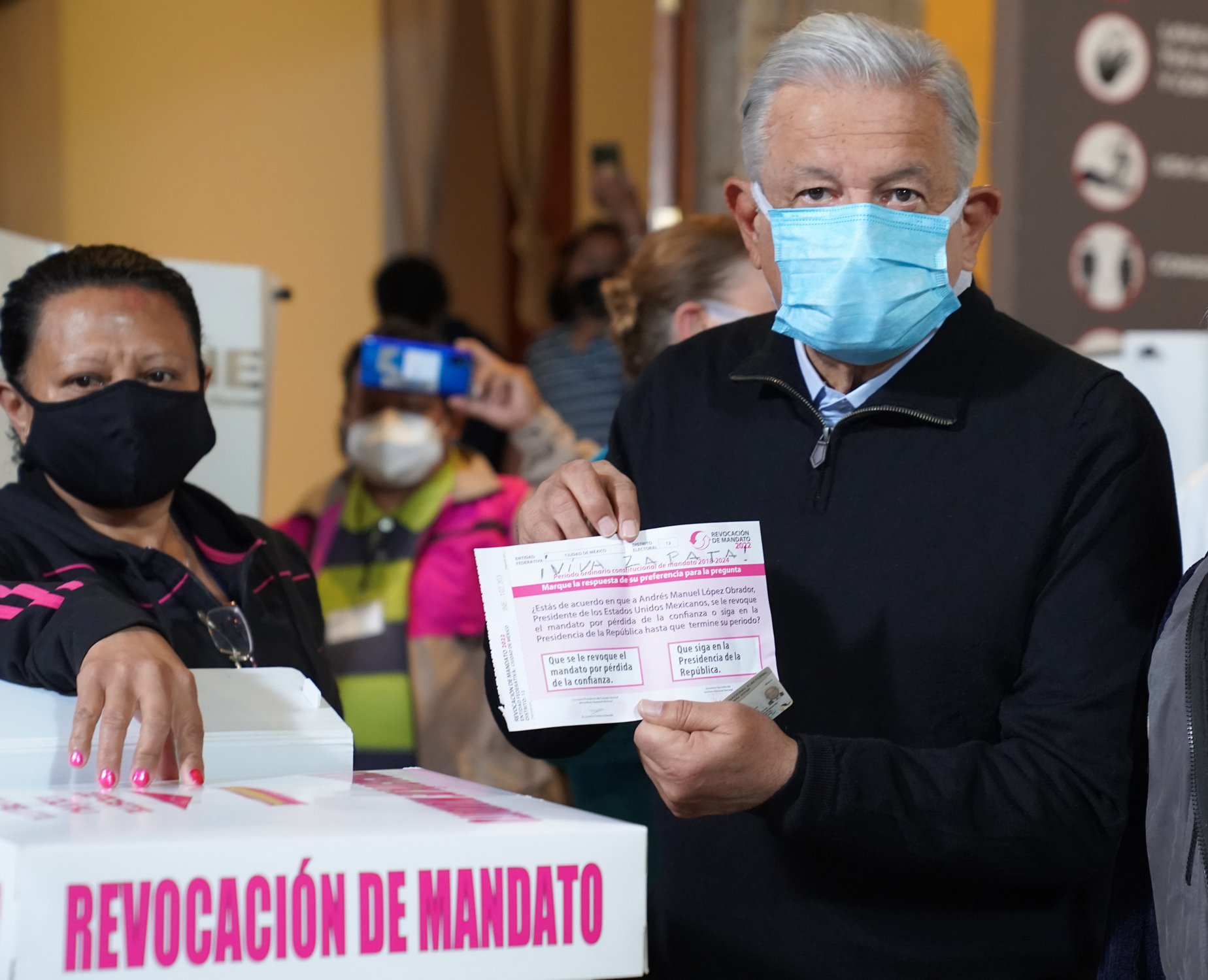 México celebra el primer ejercicio de Revocación de Mandato en su historia: AMLO emite su voto