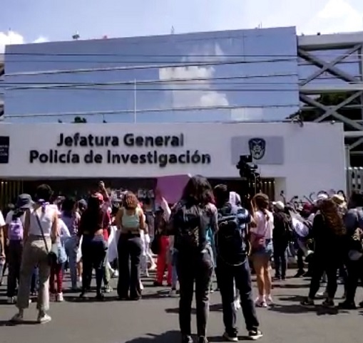 Marchan colectivos feministas en CDMX para exigir alto a feminicidios