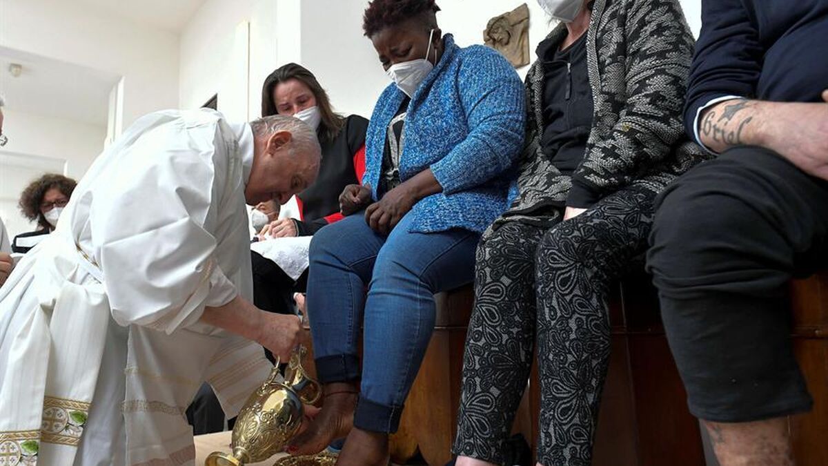Papa celebra el lavado de pies del Jueves Santo