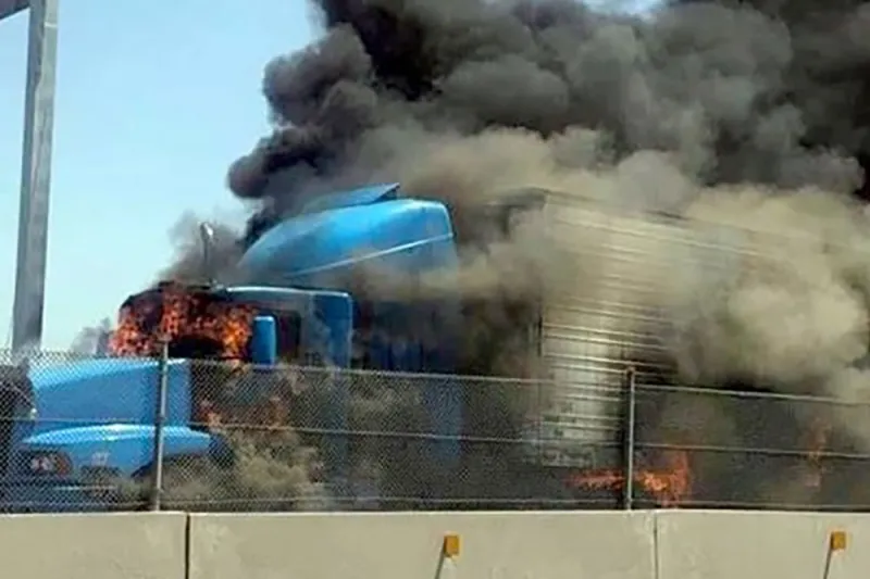 Incendian 3 tráileres en bloqueo de transportistas en puente Internacional Reinosa-Parr