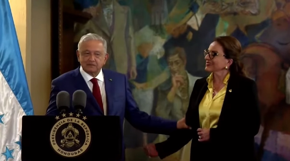 AMLO se encuentra con Xiomara Castro en Casa Presidencial en Honduras