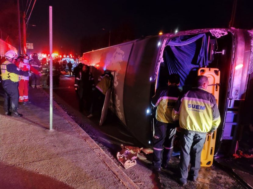 Vuelca autobús de turismo en Toluca, Estado de México; hay varios heridos