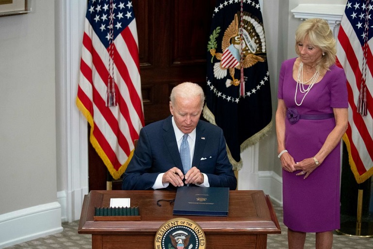 Biden firma la primera ley sobre control de armas en EU