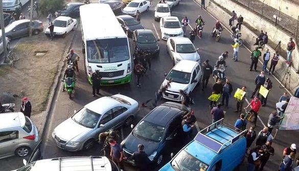 Transportistas  bloquean  vialidades para exigir un aumento a sus tarifas