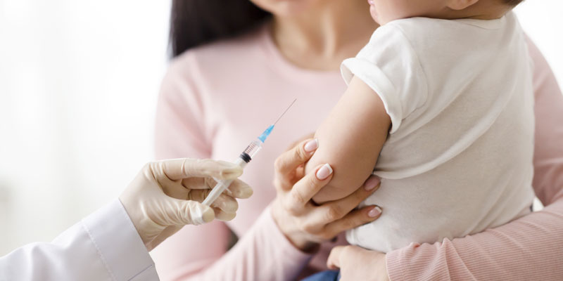 FDA autoriza vacunas de Pfizer y Moderna contra el COVID-19 en bebés y niños