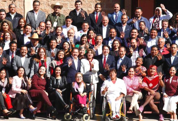Legisladores de Morena se reúnen con Delfina Gómez