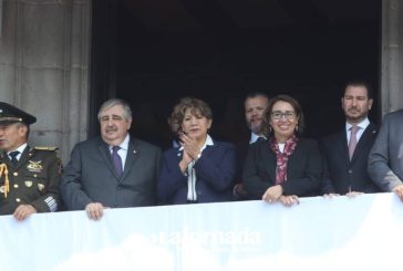 Como gobernadora, Delfina Gómez preside su primer desfile cívico militar