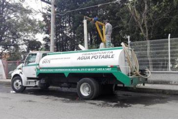 Pipas en Toluca distribuyen agua en zonas afectadas por disminución del Cutzamala