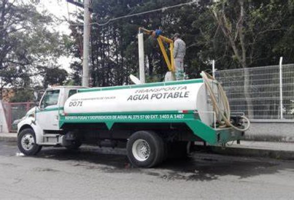 Pipas en Toluca distribuyen agua en zonas afectadas por disminución del Cutzamala