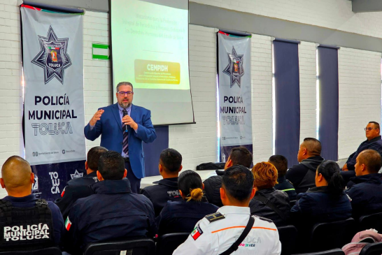 Capacitan en Toluca a policías para proteger a periodistas