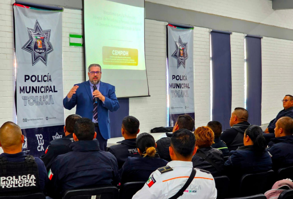 Capacitan en Toluca a policías para proteger a periodistas