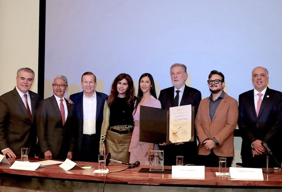 Elisa Carrillo recibe Distinción del Consejo Coordinador Empresarial por su Brillante Trayectoria