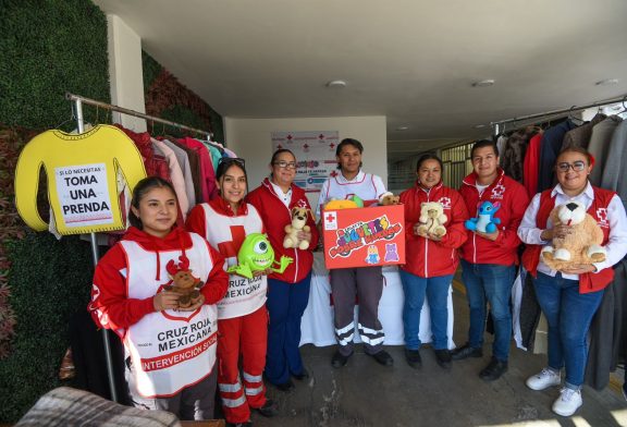 Cruz Roja recibe donativos de ropa para soportar el frío