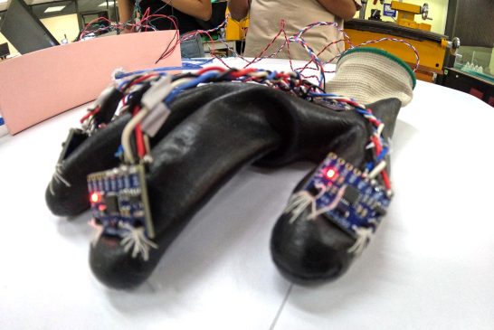 Estudiantes del IPN desarrollan guante que verbaliza palabras de la Lengua de Señas Mexicana