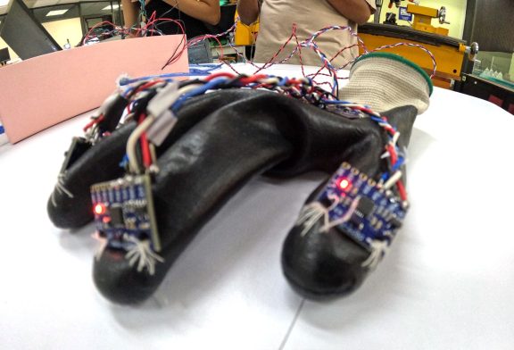 Estudiantes del IPN desarrollan guante que verbaliza palabras de la Lengua de Señas Mexicana