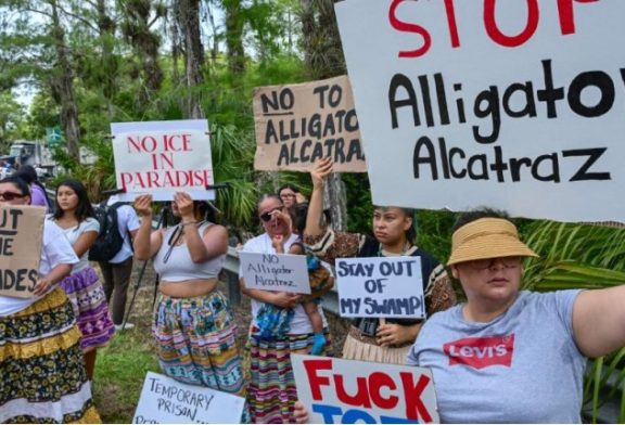 Florida convierte la migración en espectáculo de represión
