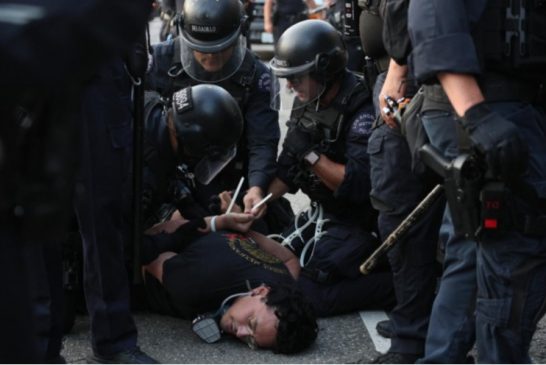 Con papeles en regla... y esposados