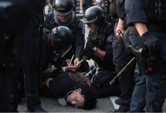 Con papeles en regla... y esposados