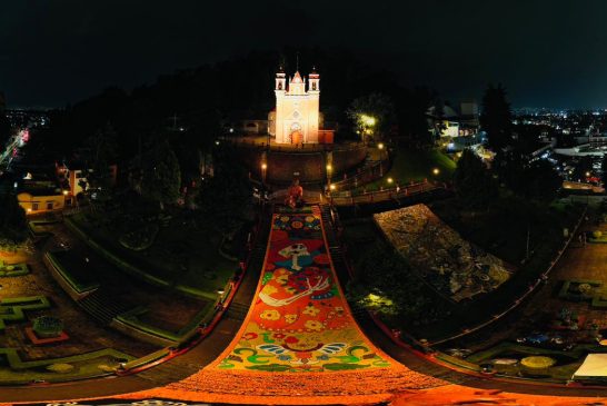Imponente ofrenda de muertos en Metepec