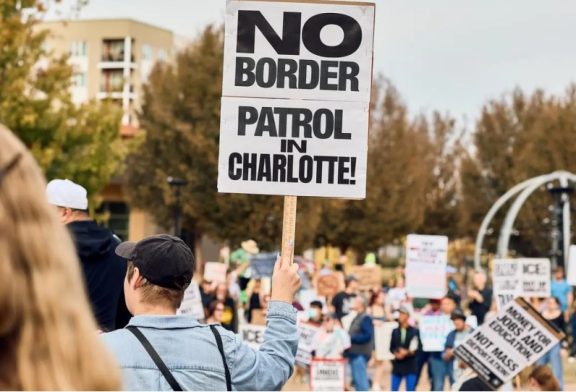 Silbar contra el miedo, la resistencia civil que desarma la narrativa antinmigrante de Trump