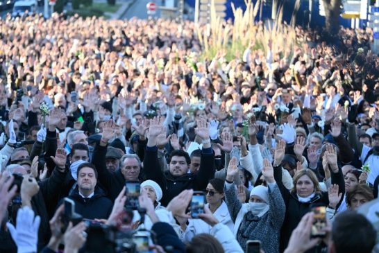 Miles marchan en Marsella contra la violencia por tráfico de drogas