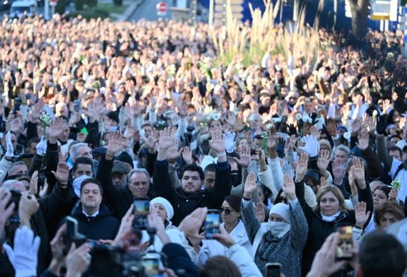 Miles marchan en Marsella contra la violencia por tráfico de drogas