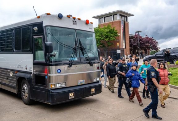 Navidad bajo vigilancia, la frontera como trampa y la “auto-deportación” como coacción