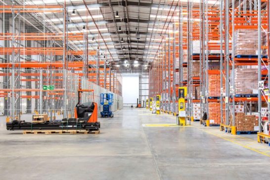 ICE proyecta centros de detención en almacenes