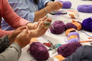 Con acción textil colectiva, la UAEMÉX arranca actividades rumbo al 8M